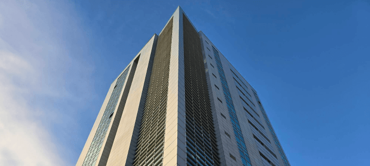 laptop z wyświetlonym widokiem zadań w aplikacji Tillio